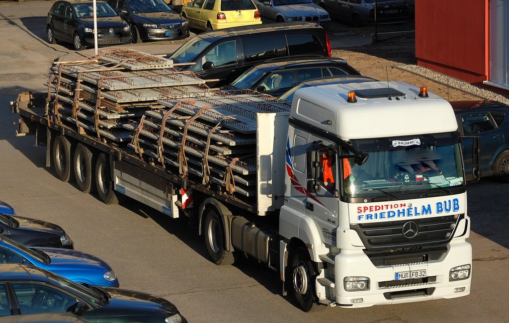 MB AXOR 1840 Sattelzug  mit Flachauflieger der Sped. Friedhelm Bub mit Betonfertigdeckplatten, 15.04.13 Berlin-Pankow.