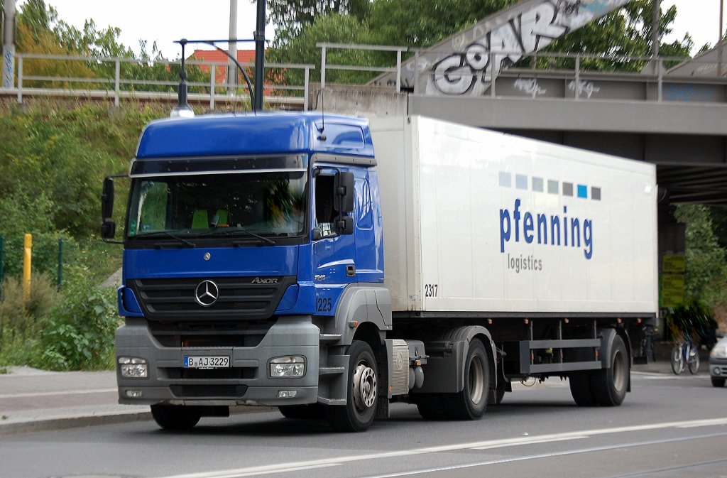 MB AXOR 1840 Sattelzug der Sped. Pfenning Logistics, 07.08.12 Berlin-Pankow.