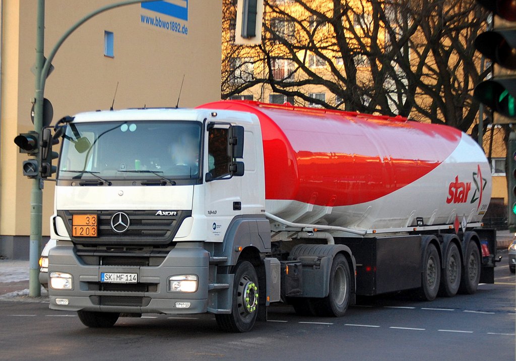MB AXOR 1840 Zugmaschine mit Tankauflieger der Fa. star lt. Gefahrstofftafel (33/1203) mit Bezin bef�llt, 10.01.11 Berlin-Knobelsdorffstr. 