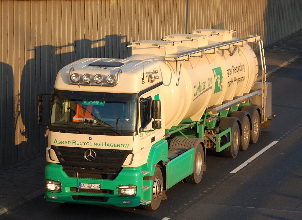 MB AXOR 1843 mit Siloauflieger der Fa. ARH (AGRAR RECYCLING HAGENOW), die u.a. Tierfutter produzieren, 18.10.10 Berliner Stadtautobahn H�he Knobelsdorffstr.