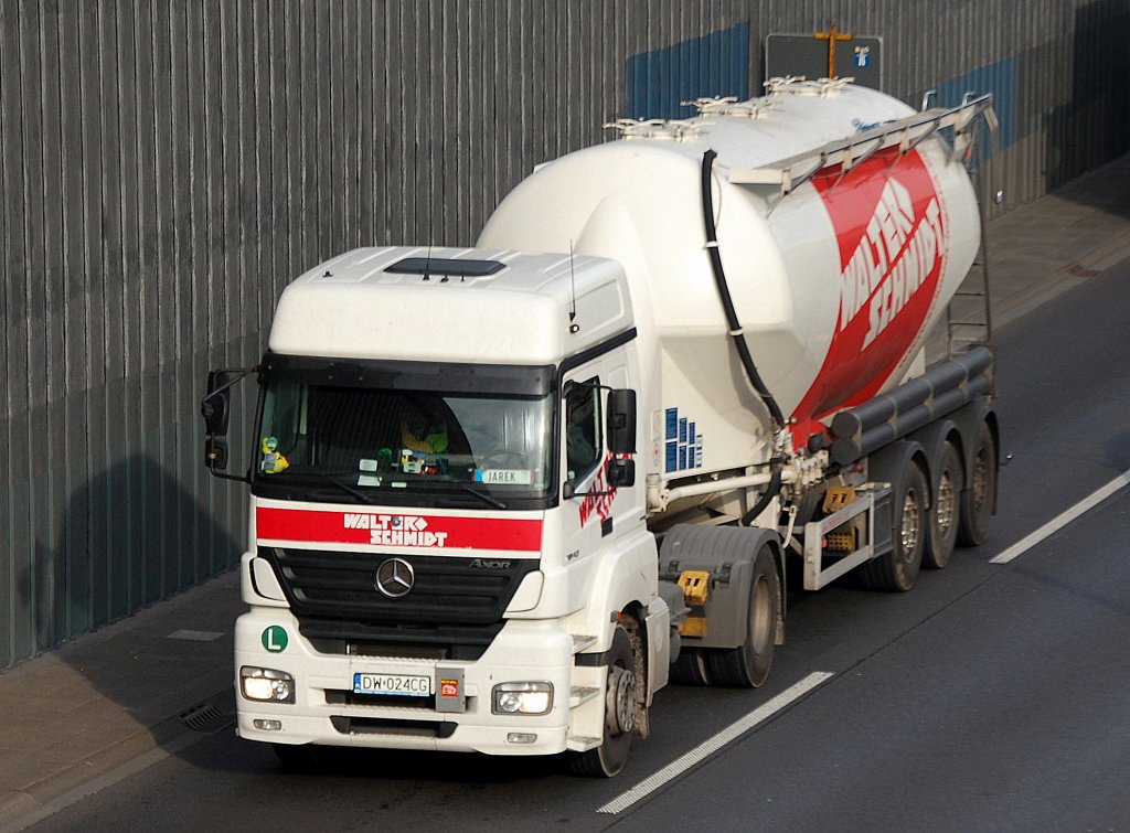MB AXOR 1843 Zugmaschine mit Siloauflieger der Sped.WALTER SCHMIDT, 04.11.11 Berliner Stadtautobahn H�he Kaiserdamm.
