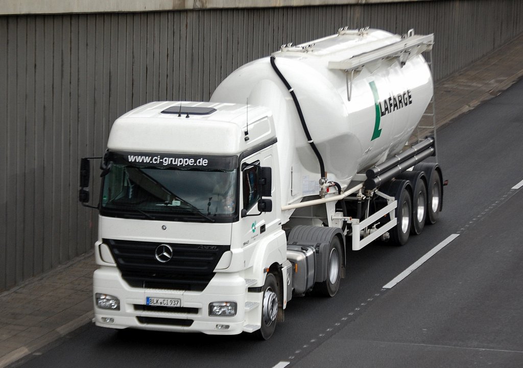 MB AXOR 1843 Zugmaschine mit Eutersiloauflieger der Fa. LAFARGE, 21.09.10 Berliner Stadtautobahn H�he Knobelsdorffstr.