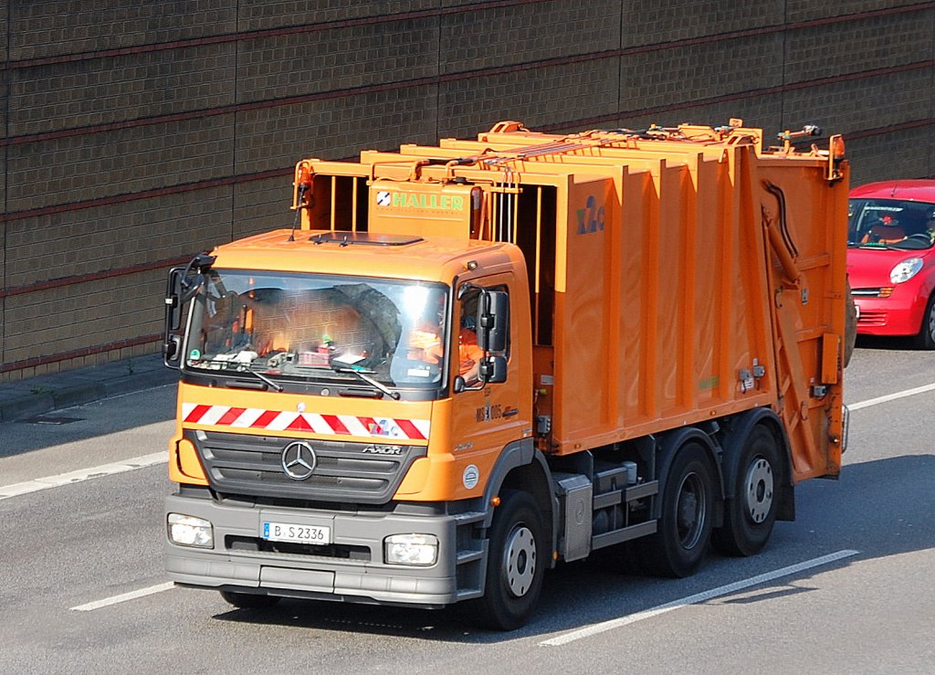MB AXOR 2023 M�llentsorgungsfahrzeug mit HALLER M�llpresse der Berliner Stadtreinigung (BSR MS 005), 20.09.11 Berliner Stadtautobahn H�he Sachsendamm.