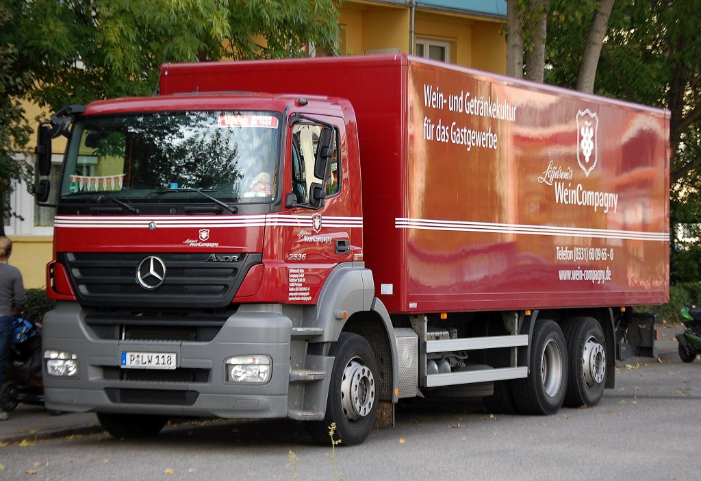 MB AXOR 2536 mit Kastenaufbau eines Getr�nkegro�h�ndlers, 06.10.10 Berlin-Pankow. 