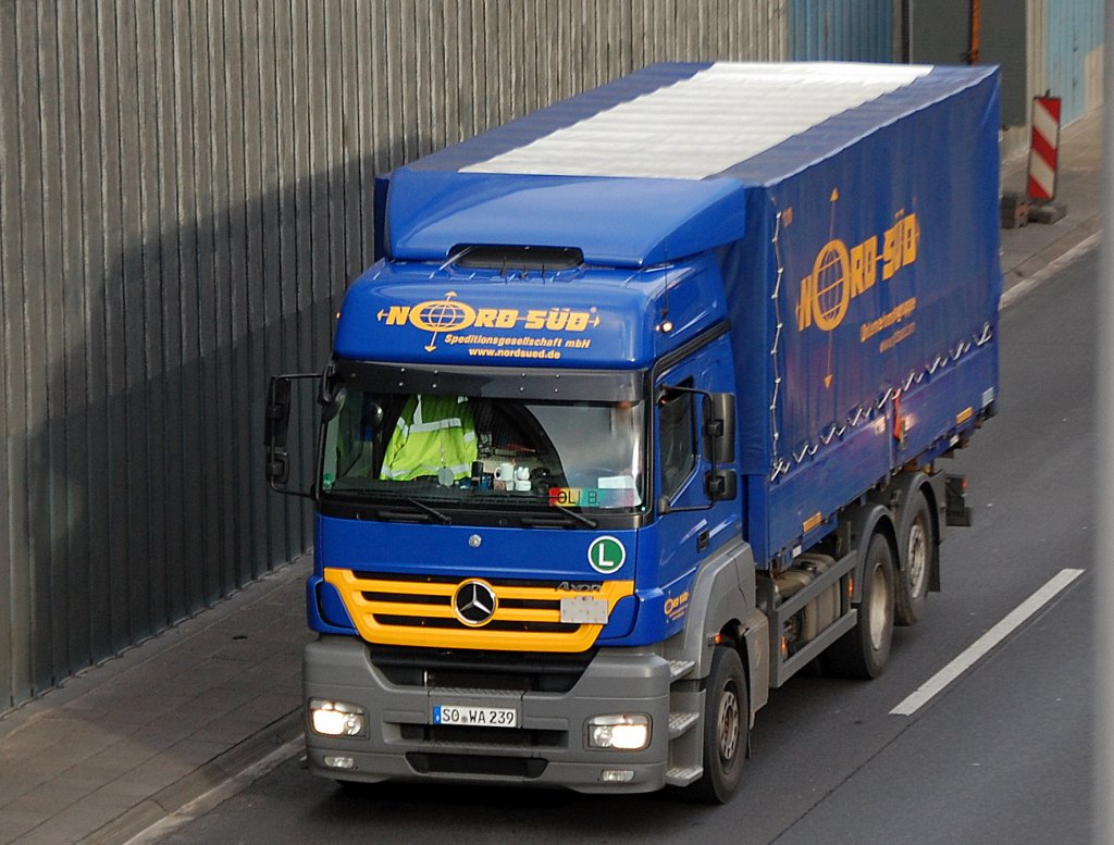 MB AXOR mit Planepritschenaufbau der Sped.NORD-S�D, 10.01.12 Berliner Stadtautobahn H�he Kaiserdamm.