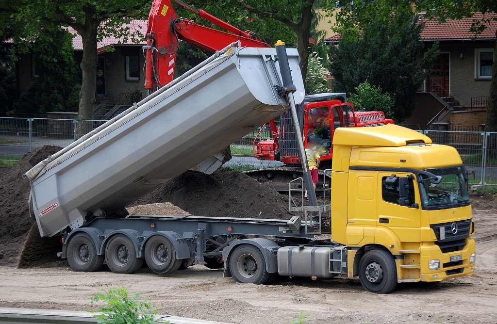 MB AXOR Sattelkipper beim Abkippen von Bausand, 23.07.09 Berlin-Karow.