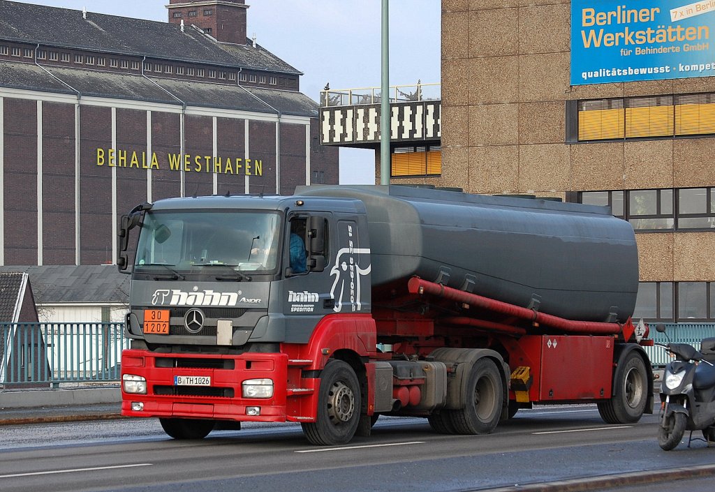 MB AXOR Tanksattelzug mit ungew�hnlich kurzem Tankauflieger der Sped.hahn lt. Gefahrstofftafel f�r Dieselkraftstofftransporte, 13.02.13 Berlin-Putlitzbr�cke.