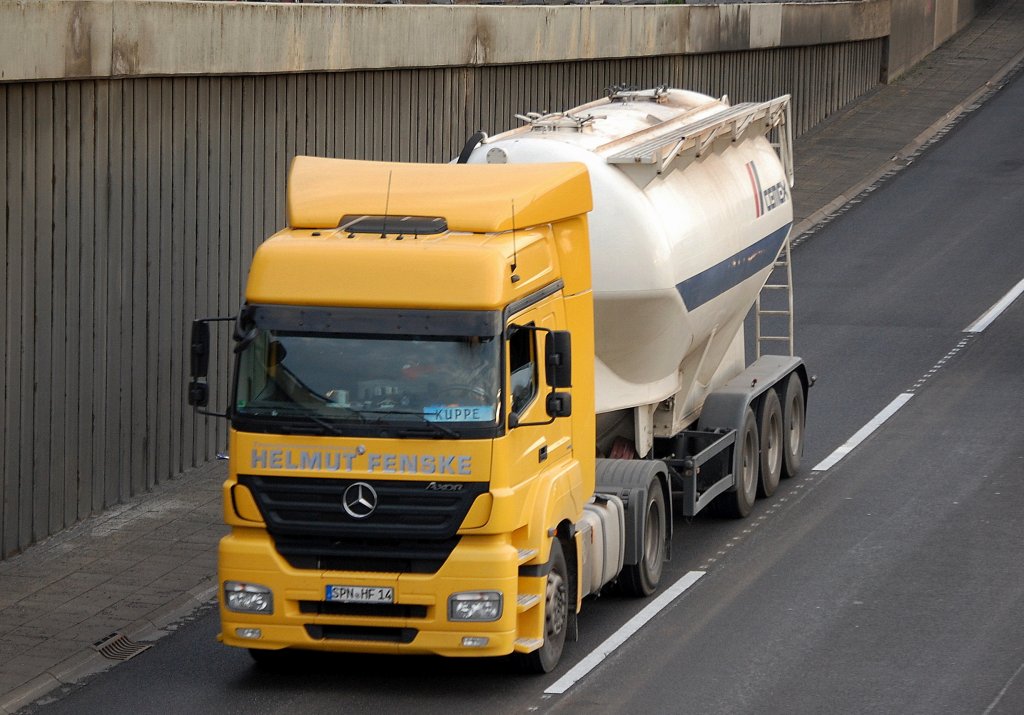 MB AXOR Zugmaschine der Fa. HELMUT FENSKE mit Eutersiloauflieger von der Fa. CEMEX, 08.09.10 Berliner Stadtautobahn H�he Knobelsdorffstr. 