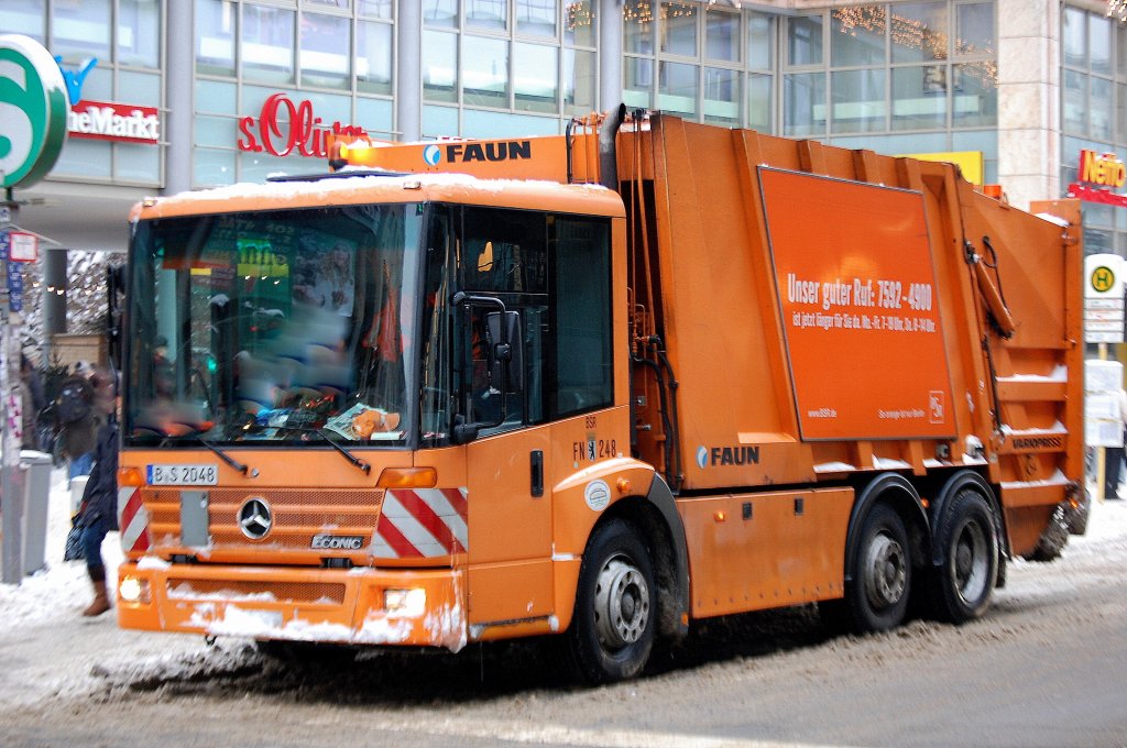 MB ECONIC 2628 der Berliner Stadtreinigung (BSR Nr. FN 248) mit FAUN M�llpresse, 22.12.10 Berlin Sch�nhauser Allee. 