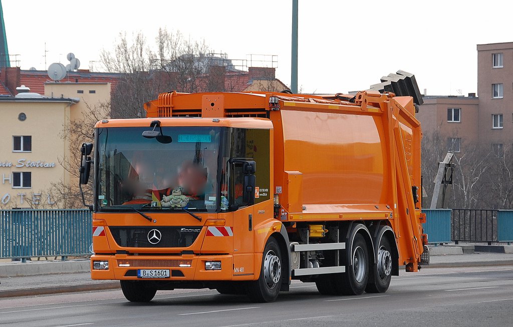 MB ECONIC 2628 M�llbeseitigungsfahrzeug der Berliner Stadtreinigung (BSR MN 481), 08.04.13 Berlin-Putlitzbr�cke.
