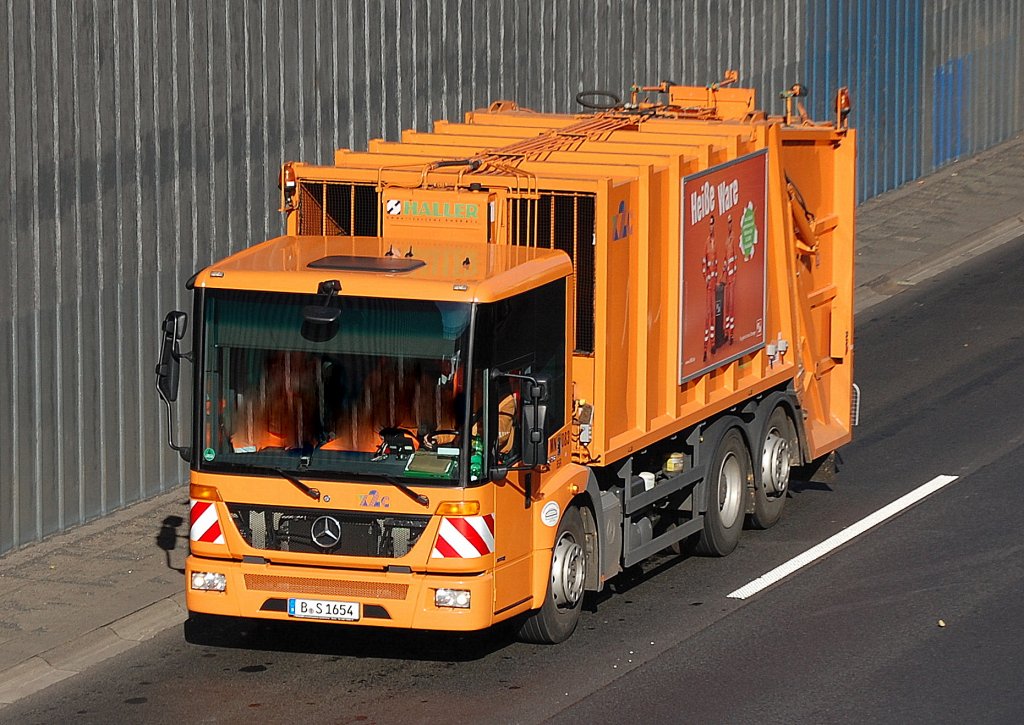 MB ECONIC 2629 der Berliner Stadtreinigung mit HALLER M�llpresse, 25.10.10 Berliner Stadtautobahn H�he Kaiserdamm.