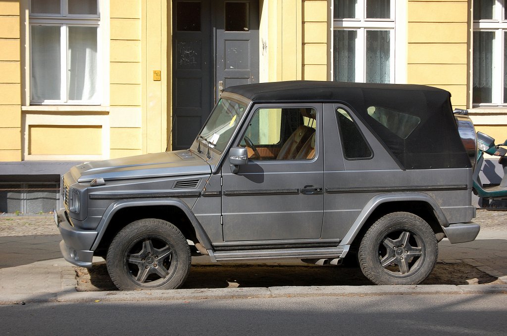 MB G-Klasse in dunkelgrau, 08.04.10 Berlin-Pankow.