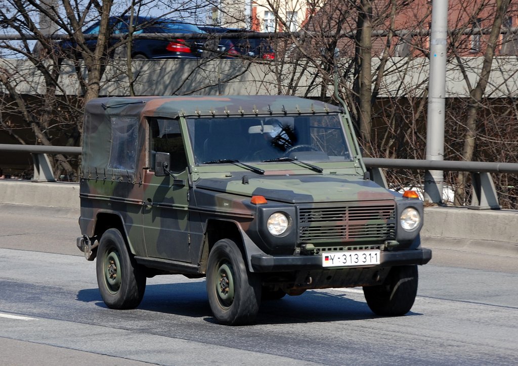 MB Gel�ndewagen  Wolf  der Bundeswehr, 01.04.09 Berliner Stadtautobahn H�he Spandauer Damm Br�cke.