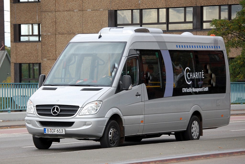 MB Kleinbus als Shuttle-Service des Klinikum Charit� der Fa. CFM Facility Management GmbH zwischen den unterschiedlichen Klinikstandorten in Berlin, 29.09.10 Berlin Putlitzbr�cke.