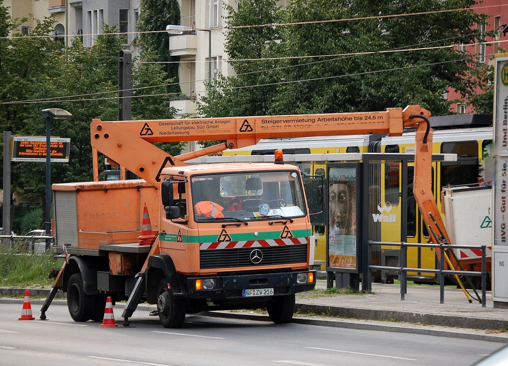 MB LKW mit Arbeitsb�hne der Fa. Ges. f�r elktr. Anlagen Leitungsbau S�d GmbH am 02.06.09 bei Arbeiten an der TRAM Hochleitung in Berlin-Pankow.