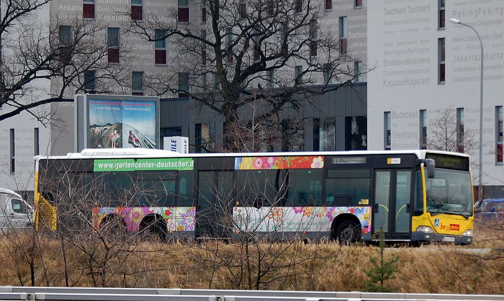 MB LN 02 (Citaro L), die verl�ngerte 3 Achs Citaro Version auf der Linie X7 Richtung Flughafen Sch�nefeld (Airport) mit BVG Bus Nr. 1729, 24.01.12 N�he S-Bhf. Flughafen Berlin-Sch�nefeld. 