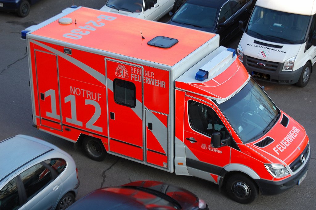MB mit Kastenmodul, ein RTW der Berliner Feuerwehr am 17.03.12 Berlin-Pankow. 