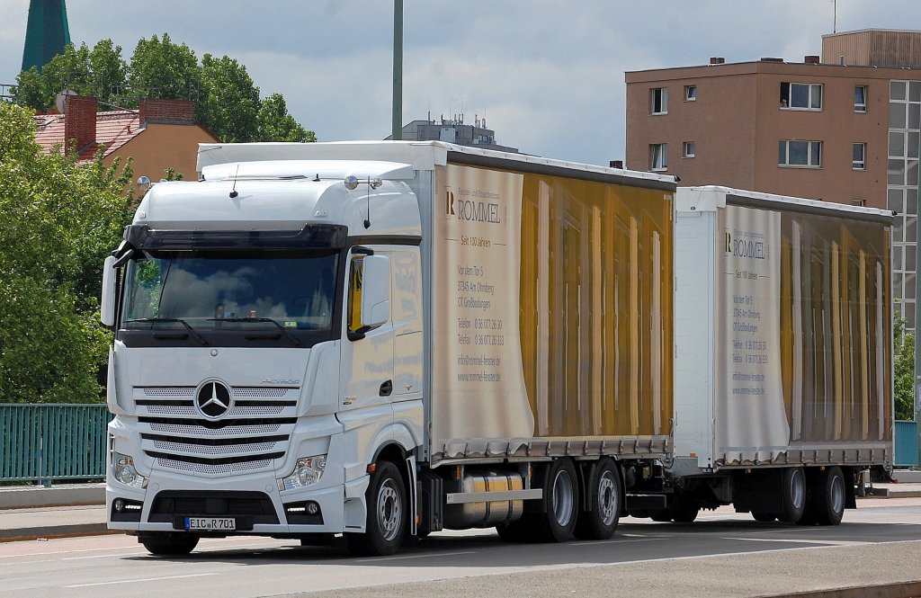 MB NEW ACTROS 2545 H�ngerzug mit hochwandigem Planepritschen-Aufbau der Fa. ROMMEL GmbH, 27.05.13 Berlin-Putlitzbr�cke.