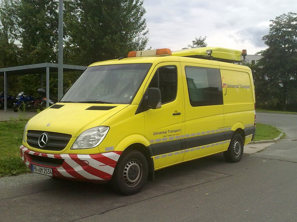 MB Sprinter F�hrungs- und Begleitfahrzeug f�r Schwer- und Sondertransporte der Fa. Universal Transport, August 2011 Berlin-Wilhelmsruh.