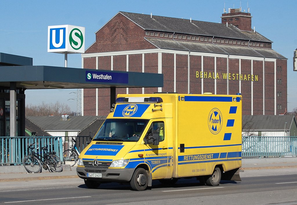 MB Sprinter mit Kastenmodul Rettungsfahrzeug der Fa. Krankentransport Tober aus Berlin, 05.03.13 Berlin Putlitzbr�cke.