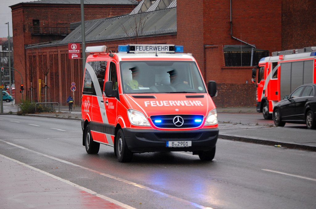 MB Sprinter Notarzteinsatzfahrzeug (NEF) der Berliner Feuerwehr, 30.11.12 Berlin Putlitzbr�cke.