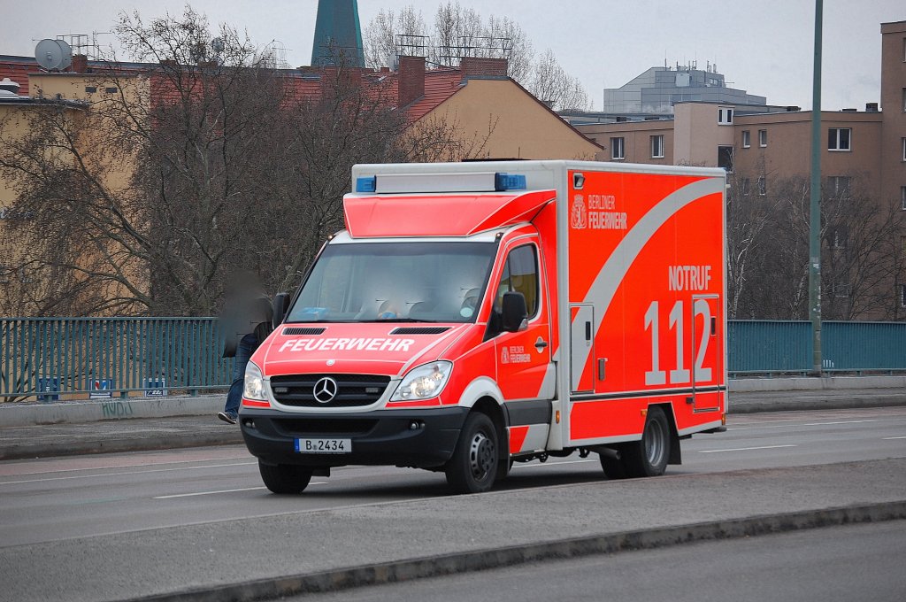 MB Sprinter RTW mit Kastenmodul der Berliner Feuerwehr, 28.02.13 Berlin-Putlitzbr�cke. 