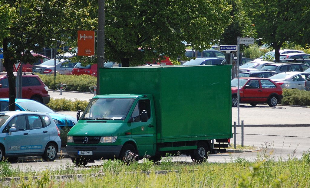 MB Sprinter Transporter mit Kastenaufbau der Berliner Polizei f�r die Logistikversorgung, 08.07.13 Berlin-Marzahn.