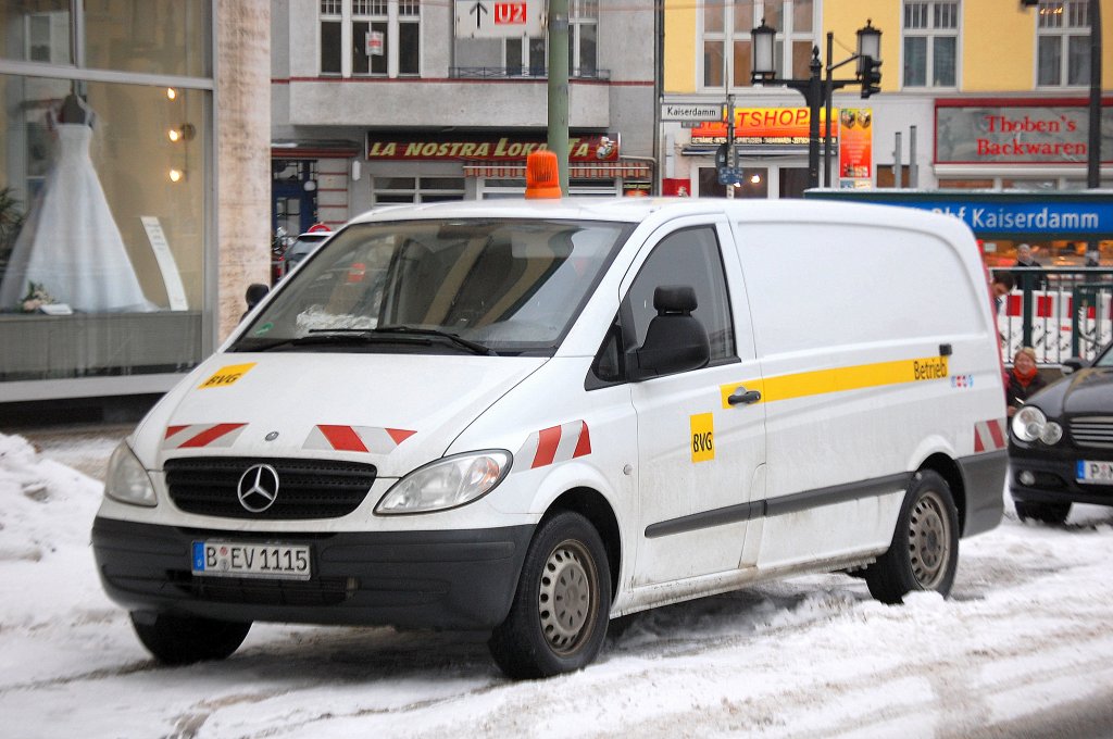 MB Transporter der BVG des Betriebsdienstes, 29.01.10 U-Bhf. Berlin-Kaiserdamm.