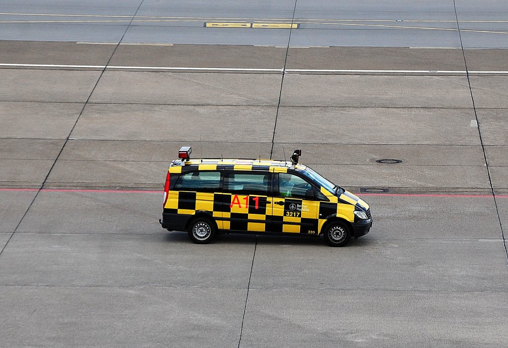 MB Transporter, Ramp Control A11, 09.06.12 Flughafen Berlin Tegel.