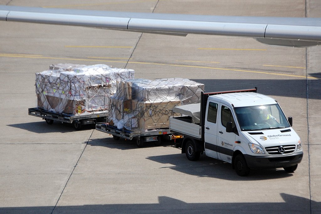 MB Transportfahrzeug der Fa. GlobeGround mit zwei Frachtpaletten am Haken, 23.06.12 Flughafen Berlin-Tegel.