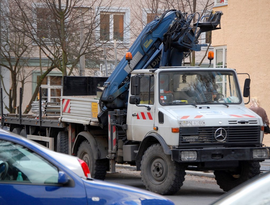 MB UNIMOG 1450 mit Hydraulikgreifarmaufsatz einer Ger�stbaufirma, 22.12.08 Berlin-Pankow. 