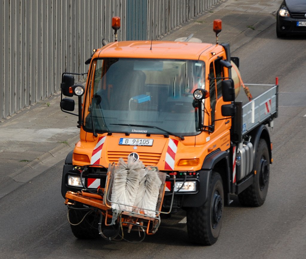 MB UNIMOG U 400 der Berliner Stra�enverwaltung mit speziellem Kehraufsatz, 28.08.09 Berliner Stadtautobahn H�he Kaiserdamm.
