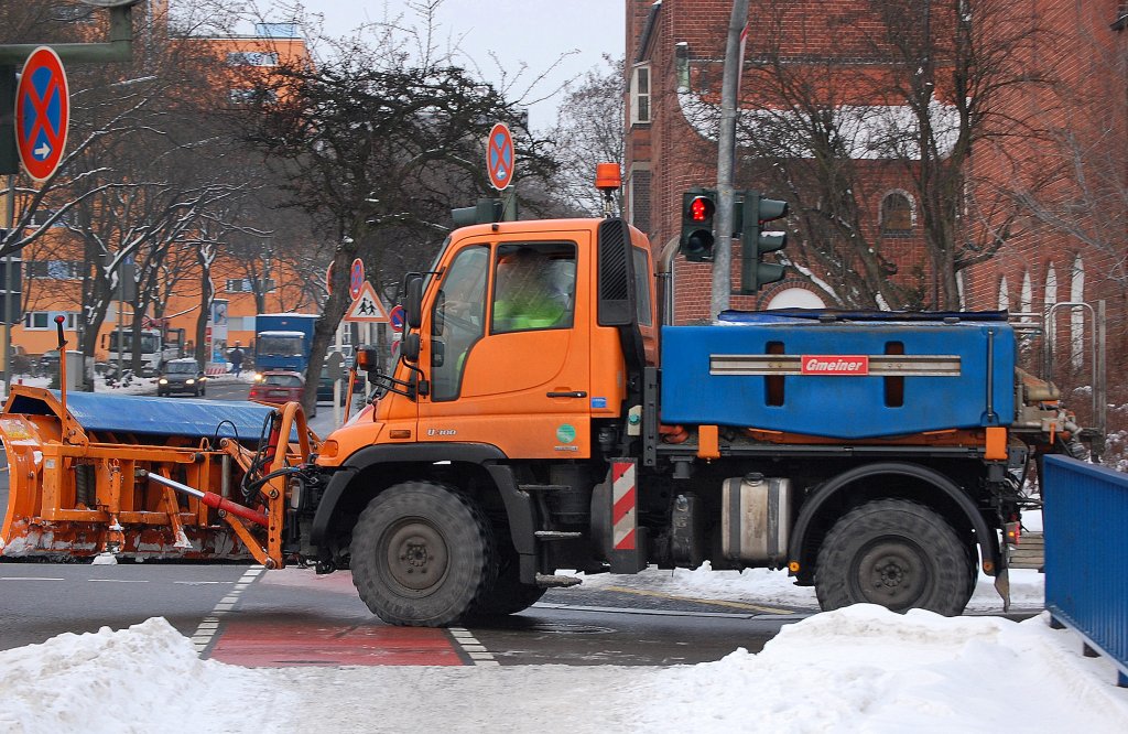 MB UNIMOG U300 im Schneer�umdienst mit R�umschild und Streusiloaufsatz der Fa. RETEC GmbH, 08.01.10 Autobahnabfahrt Berlin Knobelsdorffstr.