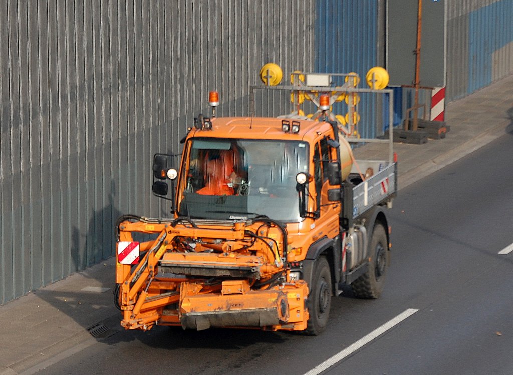 MB UNIMOG U400 der Berliner Stra�enverwaltung mit Kehraufsatz f�r die Seitenstreifen, 04.11.11 Berliner Stadtautobahn H�he Kaiserdamm.
