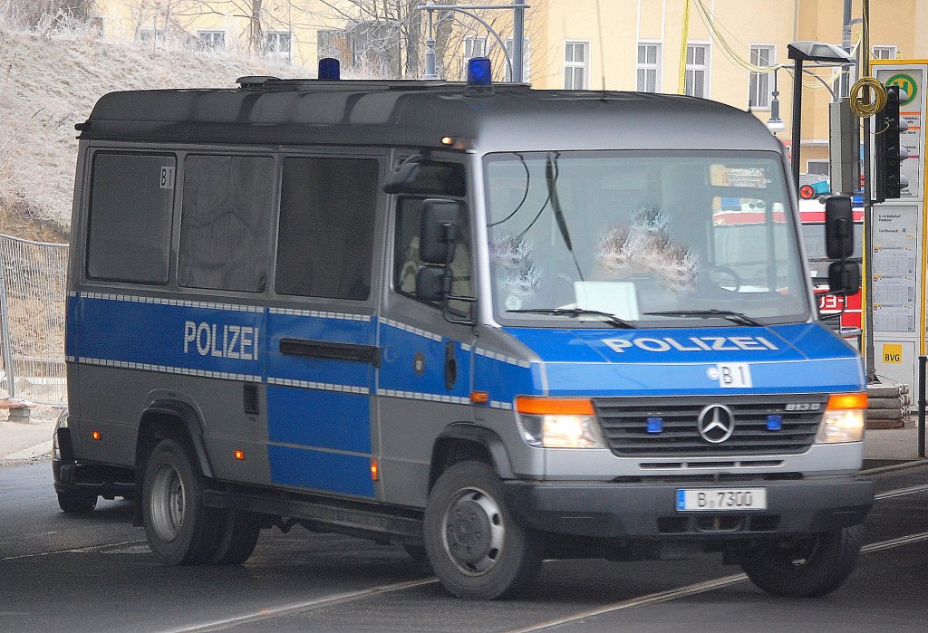 MB Vario 813 D Gruppenkraftwagen der Berliner Polizei mit blauer Folie, 31.01.11 Berlin-Pankow.