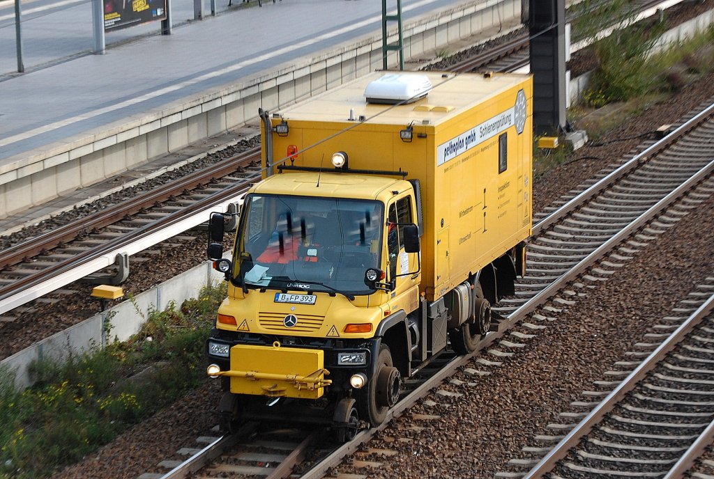 MB Zweiwege-Unimog zur Ultraschall-Schienenpr�fung der Pethoplan GmbH unterwegs zwischen Berlin-Spandau und Berlin Hbf.(tief), 26.09.12 Berlin-Beusselbr�cke.