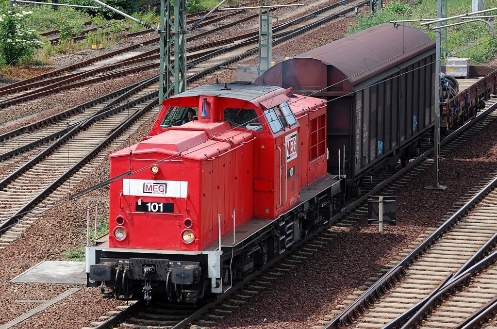 MEG 101 (92 80 1204 358-6 D-MEG, LEW Bj.1971) mit zwei G�terwagen am 13.06.13 Berlin-Putlitzbr�cke.