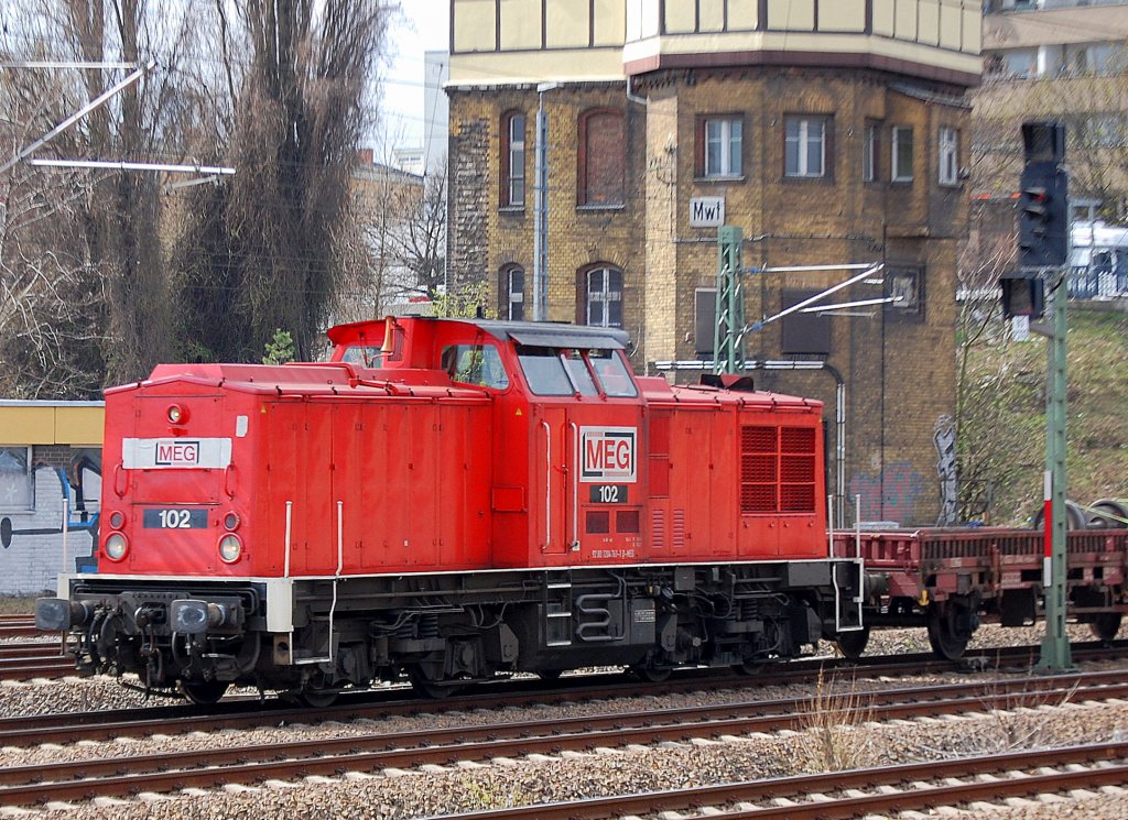 MEG 102 (92 80 1204 761-1 D-MEG, Bj.1974) mit dem t�glichen Transportzug f�r die Berliner S-Bahn, 09.04.10 Durchfahrt im Gbf. Berlin-Moabit.