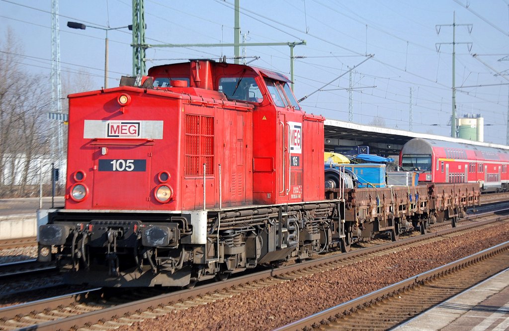 MEG 105 (92 80 1204 774-4 D-MEG) mit Arbeitszug am 23.02.11 Bhf. Flughafen Berlin-Sch�nefeld. 