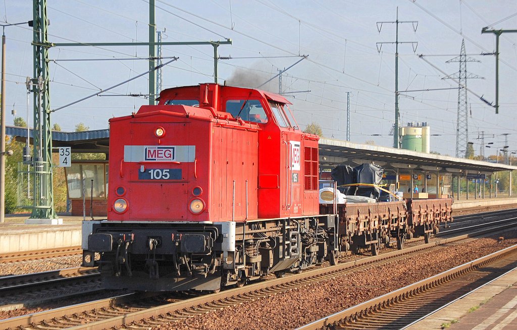 MEG 105 (92 80 1204 860-1 D-MEG) mit zwei Flachwagen mit Arbeitsutensilien (f�r die S-Bahn) bei ihrer t�glichen Tour, 07.10.11 Bhf. Flughafen Berlin-Sch�nefeld.