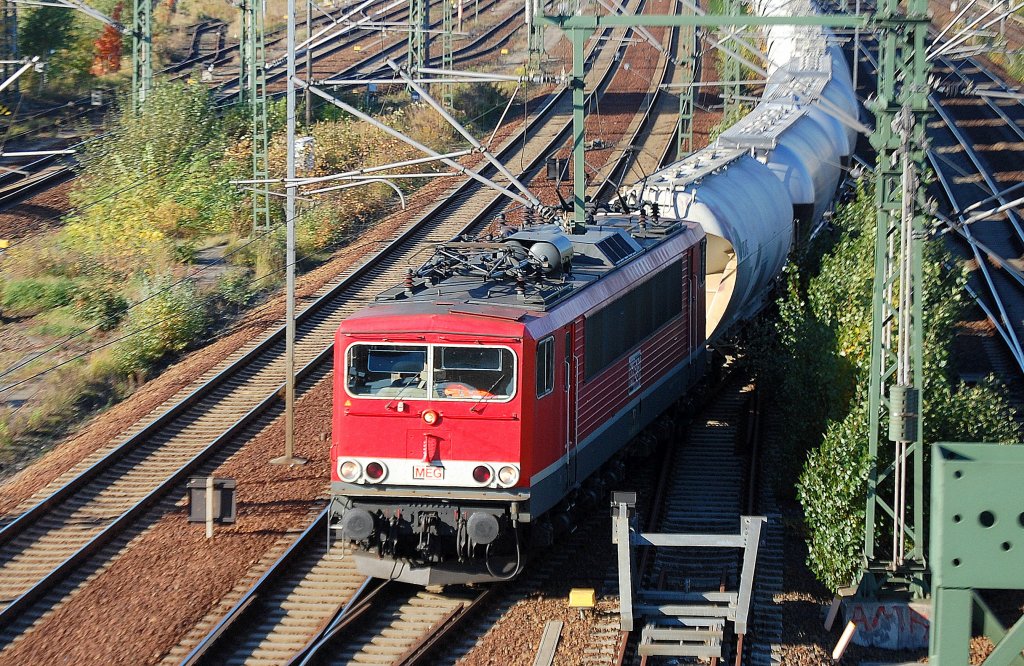 MEG? 155�r mit Ganzzug Staubsilowagen Richtung Berlin Wedding am 17.10.12 Berlin Putlitzbr�cke. 