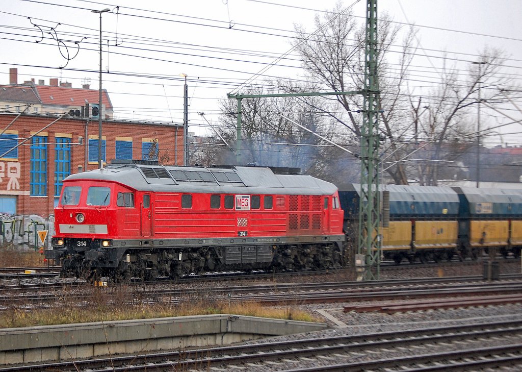 MEG 314 (92 80 1232 239-4 D-MEG, Lugansk Bj.1975) f�hrt mit einem Leerzug polnischer Selbstentladewagen vom Berliner Westhafen ab, 26.01.11