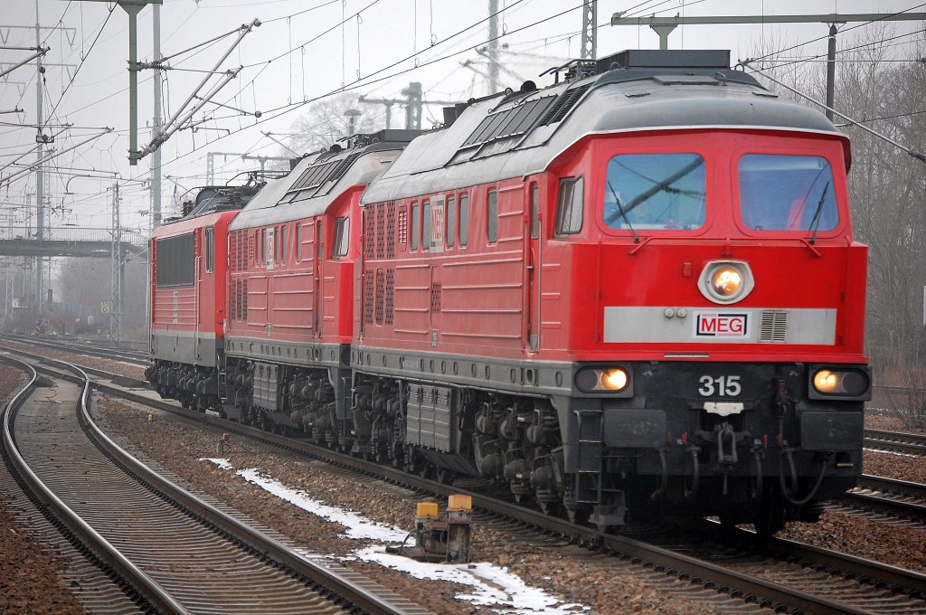 MEG 315 (232 489-5) zieht MEG 313 (232 068-7) + MEG 706 (155 198-5) durch den Bhf. Flughafen Berlin-Sch�nefeld, 18.12.12 