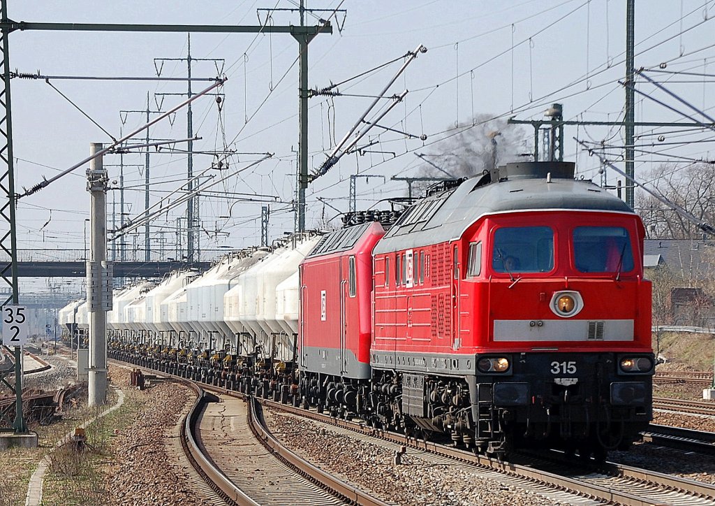 MEG 315 (92 80 1232 489-5 D-MEG) hat MEG 804 (91 80 6156 004-4 D-MEG) am Haken und den Zementstaubsilozug Richtung R�dersdorf b. Berlin (Zementwerk + Steinbruch), 28.03.12 Bhf. Flughafen Berlin-Sch�nefeld.