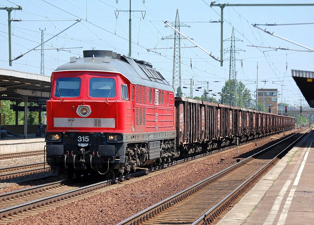 MEG 315 (9280 1 232 489-5 D-MEG) mit Ganzzug firmeneigener offener G�terwagen vom Typ Eaos bei einer Kurzpause im Bhf. Flughafen Berlin-Sch�nefeld, 30.05.11