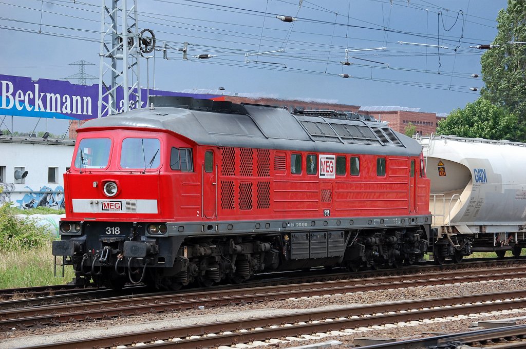 MEG 318 (232 690-8) hate zuvor einen Ganzzug Staubsilowagen zum Industrie�bergabegebiet Berlin-Nordost gebracht und kam dann mit einem anderen Ganzzug Staubsilowagen wieder zur�ck, 27.06.13 Berlin-Springpfuhl.