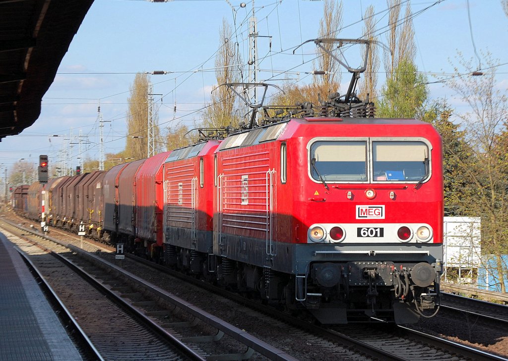 MEG 601 (91 80 6143 179-0 D-MEG, Bj.1986) + MEG 605 (91 80 6143 344-0 D-MEG, Bj.1988) Doppeltraktion mit einem gemischten G�terzug, 23.04.10 Berlin-Karow.