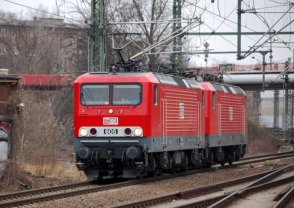 MEG 605 (91 80 6143 344-0 D-MEG, LEW Bj.1989) hat MEG 604 (91 80 6143 257-4 D-MEG, LEW Bj.1987) am Haken, 21.03.12 Durchfahrt Bhf. Berlin-Gesundbrunnen.