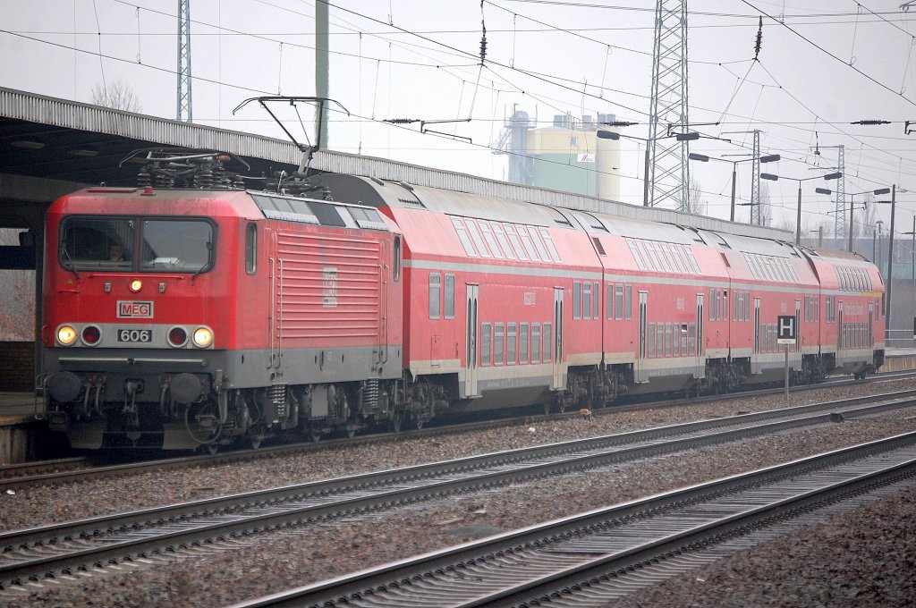 MEG 606 (91 80 6143 864-7 D-MEG, LEW Bj.1989) mit dem RB 14 f�hrt am Endpunkt Bhf. Flughafen Berlin-Sch�nefeld ein, 03.02.11