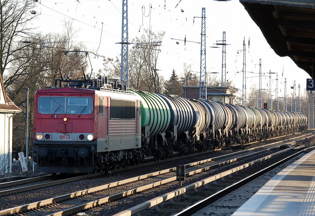 MEG 702 (91 80 6155 179-5 D-MEG, LEW Bj.1982) mit Kesselwagenzug Richtung Bernau, 23.03.12 Berlin-Karow.